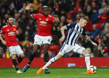 James McClean controla el balón bajo la mirada de Paul Pogba en el encuentro entre el West Bromwich y Manchster United.