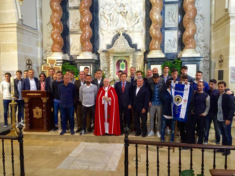 Ofrenda a la Santa Faz de la primera plantilla del Hércules y dirigentes