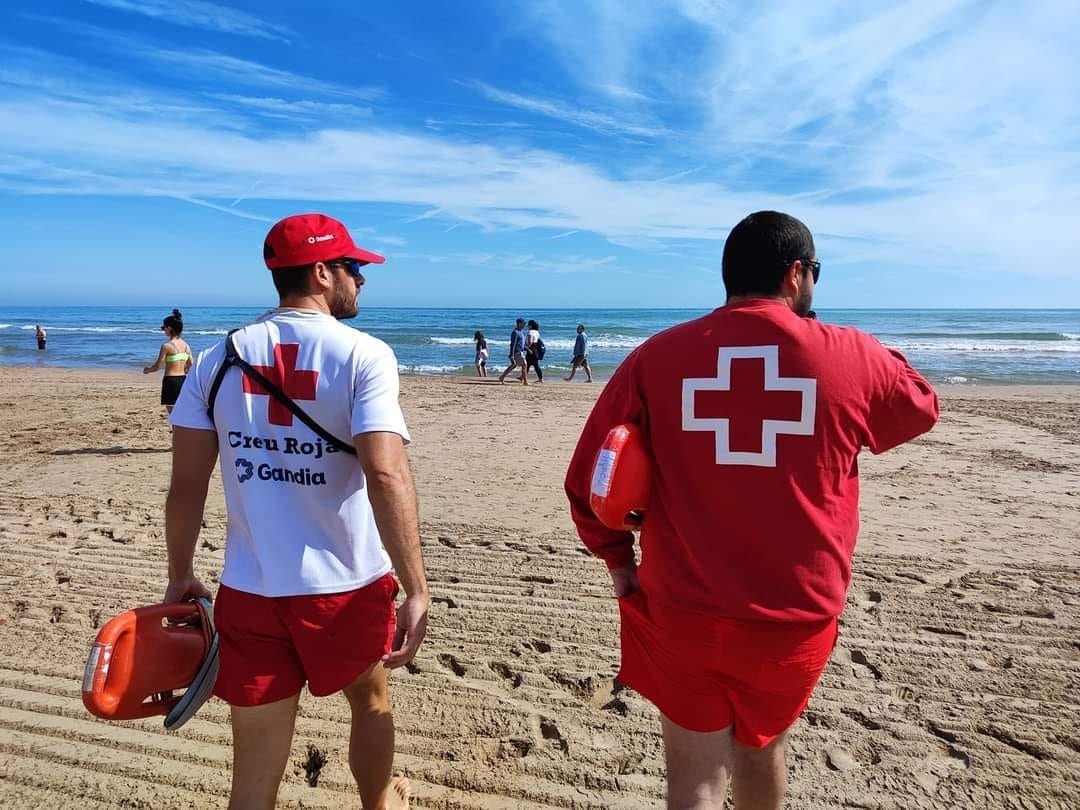 Dos socorristas en la Playa de Gandia.