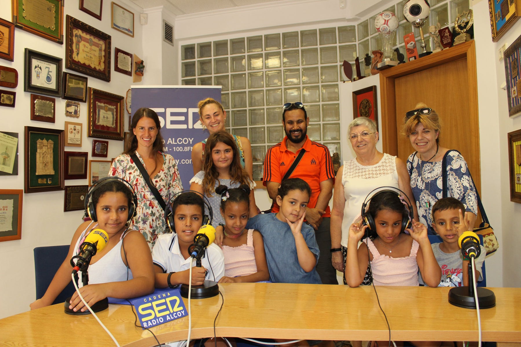 Los niños saharauis con sus familias de acogida acompañan a Dori León y a Lamin en el estudio central de Radio Alcoy