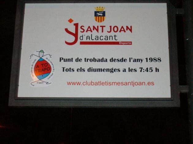 Placa instalada en la Plaza María Muntaner de Sant Joan d&#039;Alacant para conmemorar las &quot;quedadas&quot; de A to trapo para comenzar a correr