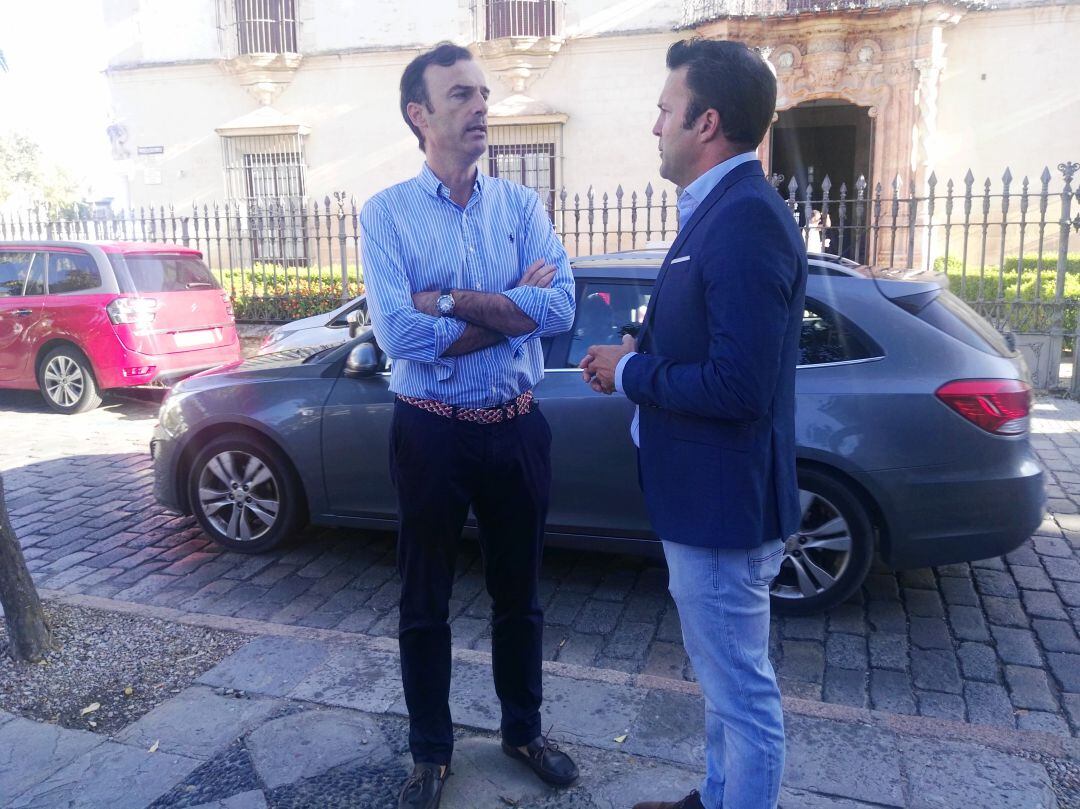 Manuel Méndez y Carlos Pérez, Ciudadanos, antes de atender a las medios de comunicación este lunes