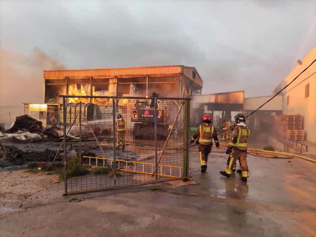 Labores de extinción del incendio declarado en una nave industrial de Roldán (Torre Pacheco)