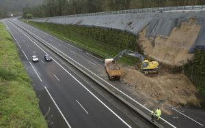 GRA008. BRIÓN (A CORUÑA), 09/01/2016.- Un desprendimiento en uno de los taludes de la AG-56, que une Santiago y Brión, debido a las fuertes lluvias que han caído estas últimas horas en Galicia, ha obligado a cortar la circulación en dirección a la capital