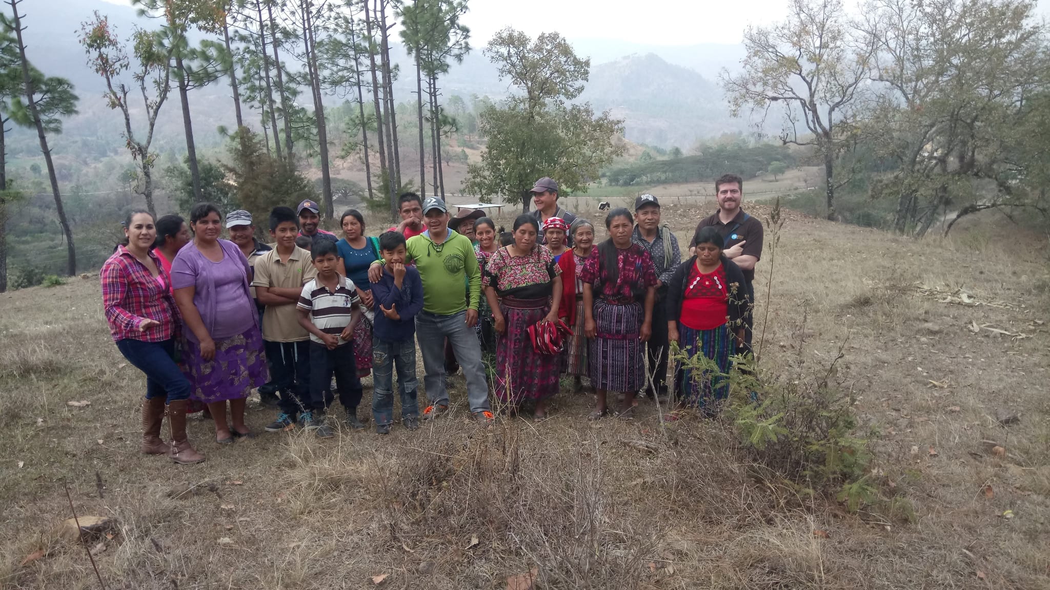 Nacho Baeza con un grupo de personas en una aldea de Chimaltenango, Guatemala.