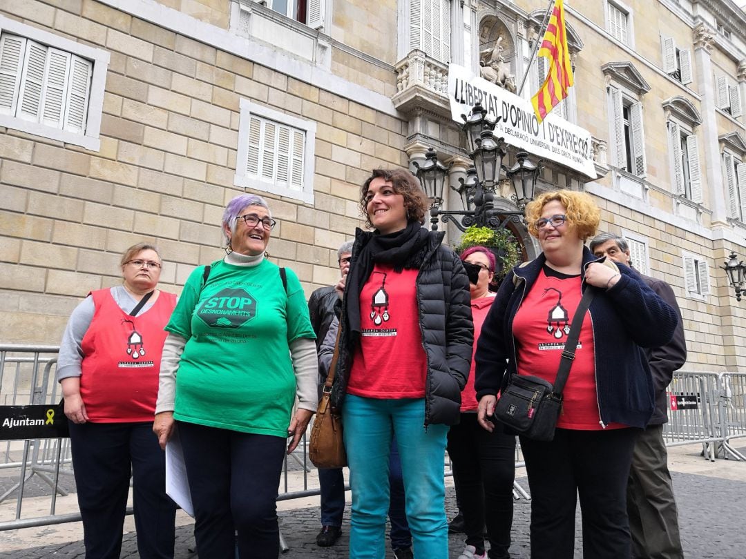 Afectados por la pobreza energética se manifiestan en Cataluña para perdir a la Generalitat un convenio con las compañías eléctricas para solucionar el problema de las deudas de miles de familias. 