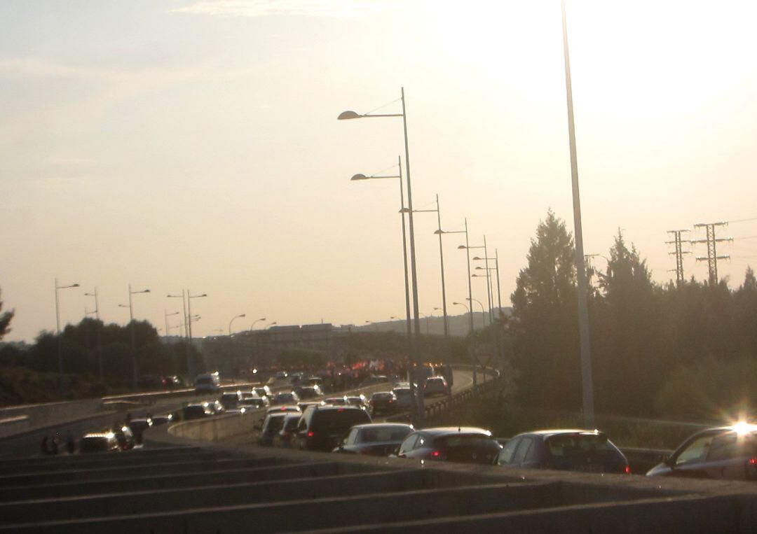 Atasco de coches en el acceso a una gran ciudad española.