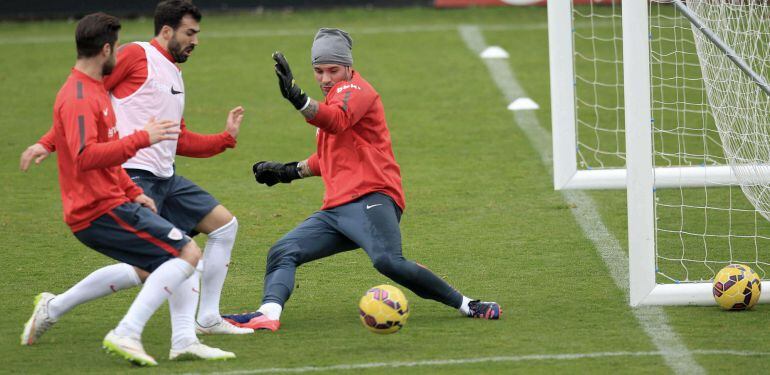 GRA119. LEZAMA ( BIZKAIA), 20/02/2015.- El portero del Athletic de Bilbao, Herrerín (d) disputa un balón con sus compañeros Balenciaga (c) en el entrenamiento donde ya preparan el partido de liga contra el Rayo el próximo domingo en San Mames. EFE/LUIS TEJIDO.