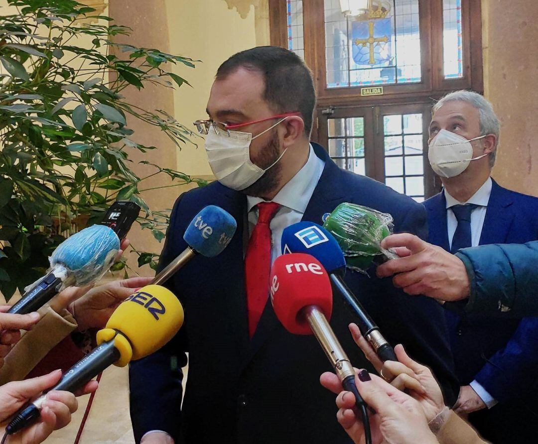 El presidente del Principado, Adrián Barbón, durante una atención a los medios.