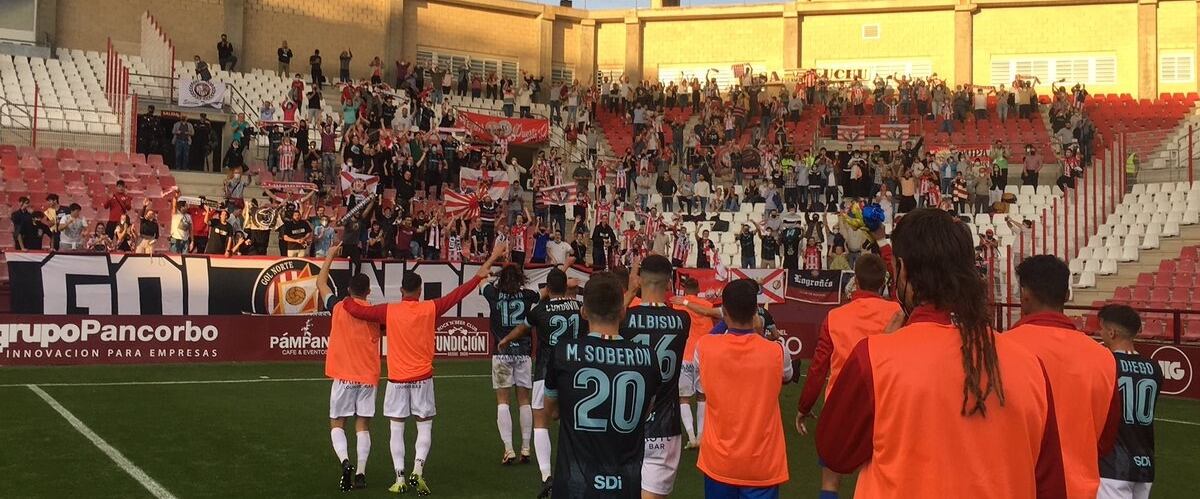 La afición visitante celebra con su equipo el triunfo en el partido de ida. / SDL