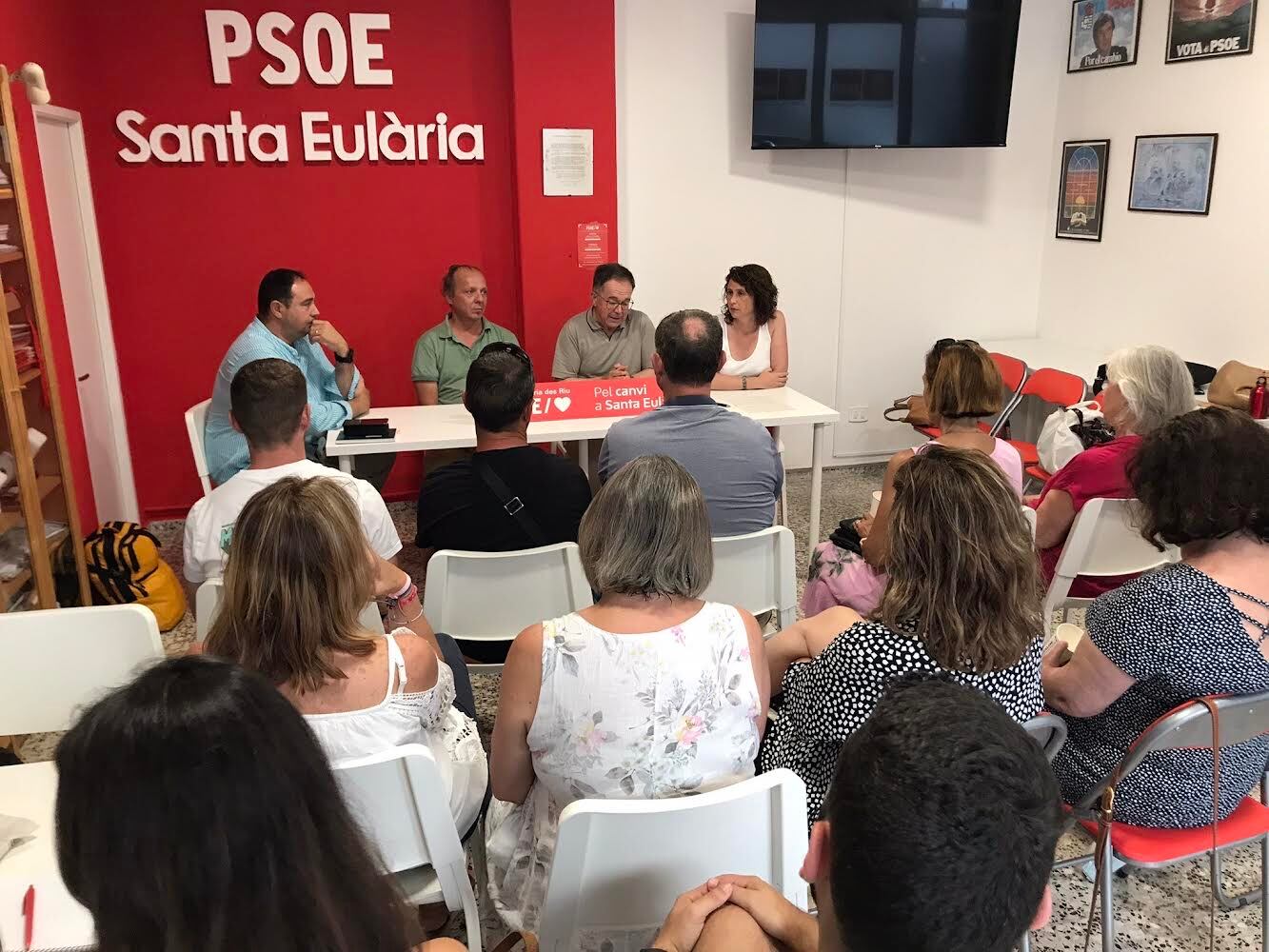 Imagen de archivo de la candidata y los representantes socialistas en una reunión en Santa Eulària