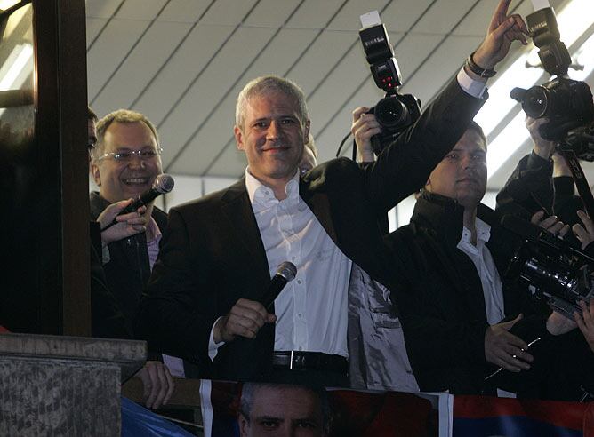 Boris Tadic celebra la victoria.