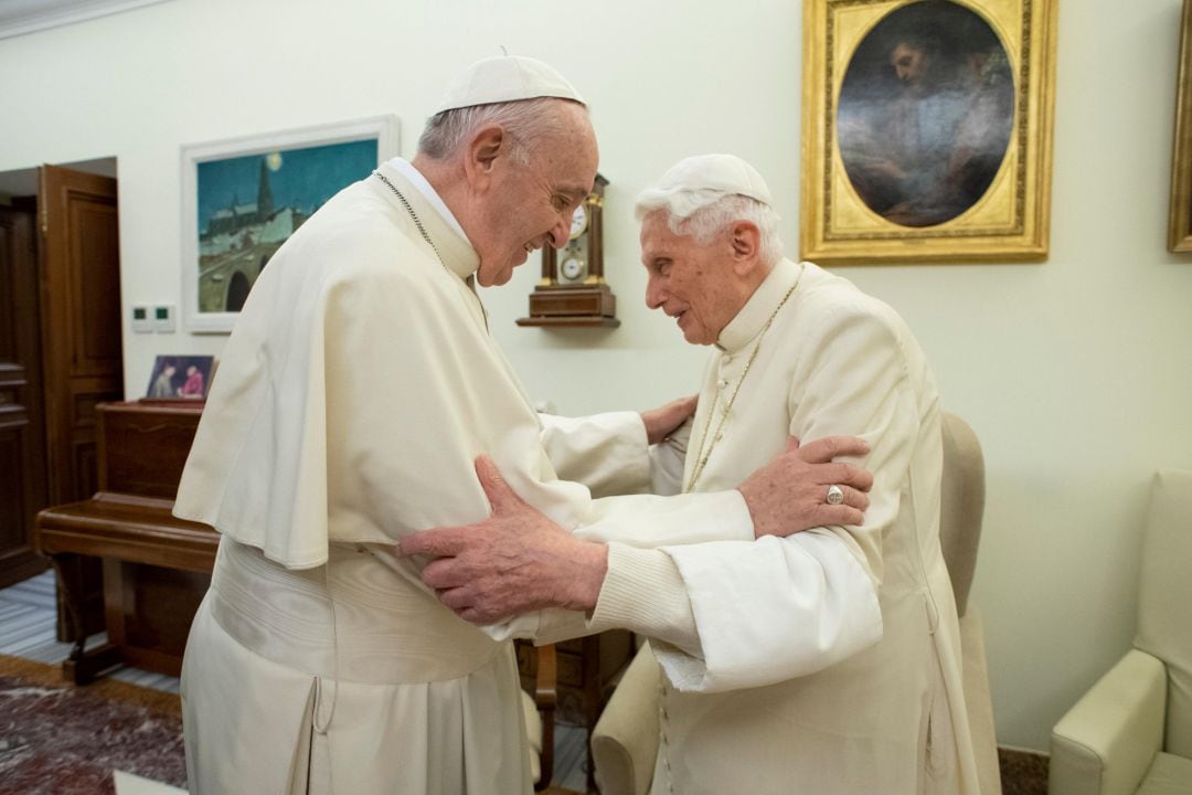 Foto de archivo de un encuentro entre los dos papas, Francisco (a la izquierda) y Benedicto XVI (a la derecha)