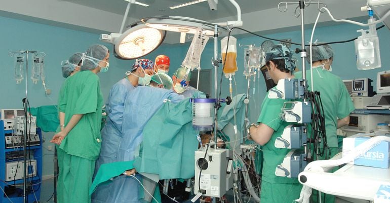 Profesionales del Hospital de Jaén realizan un trasplante.