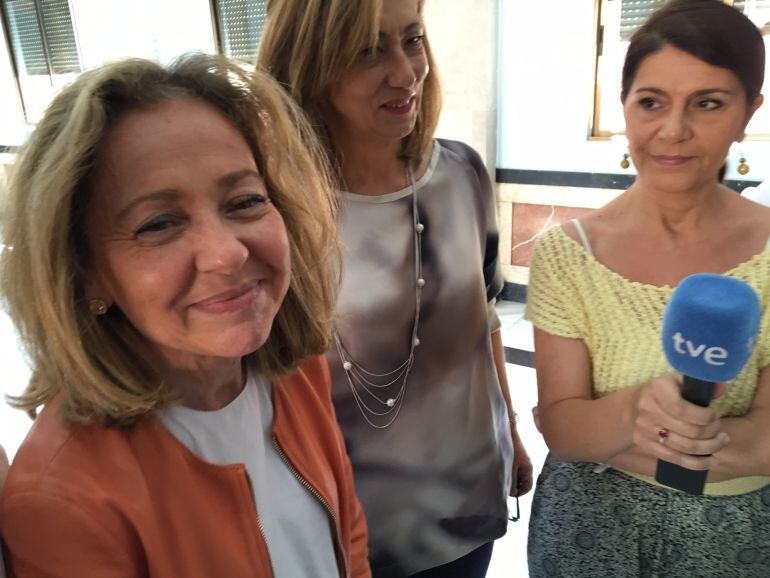 Consuelo Madrigal, primera por la izquierda