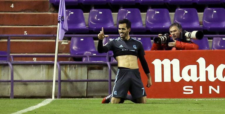 Juanmi Jimenez celebra el primero de sus dos goles en el Nuevo Zorrilla