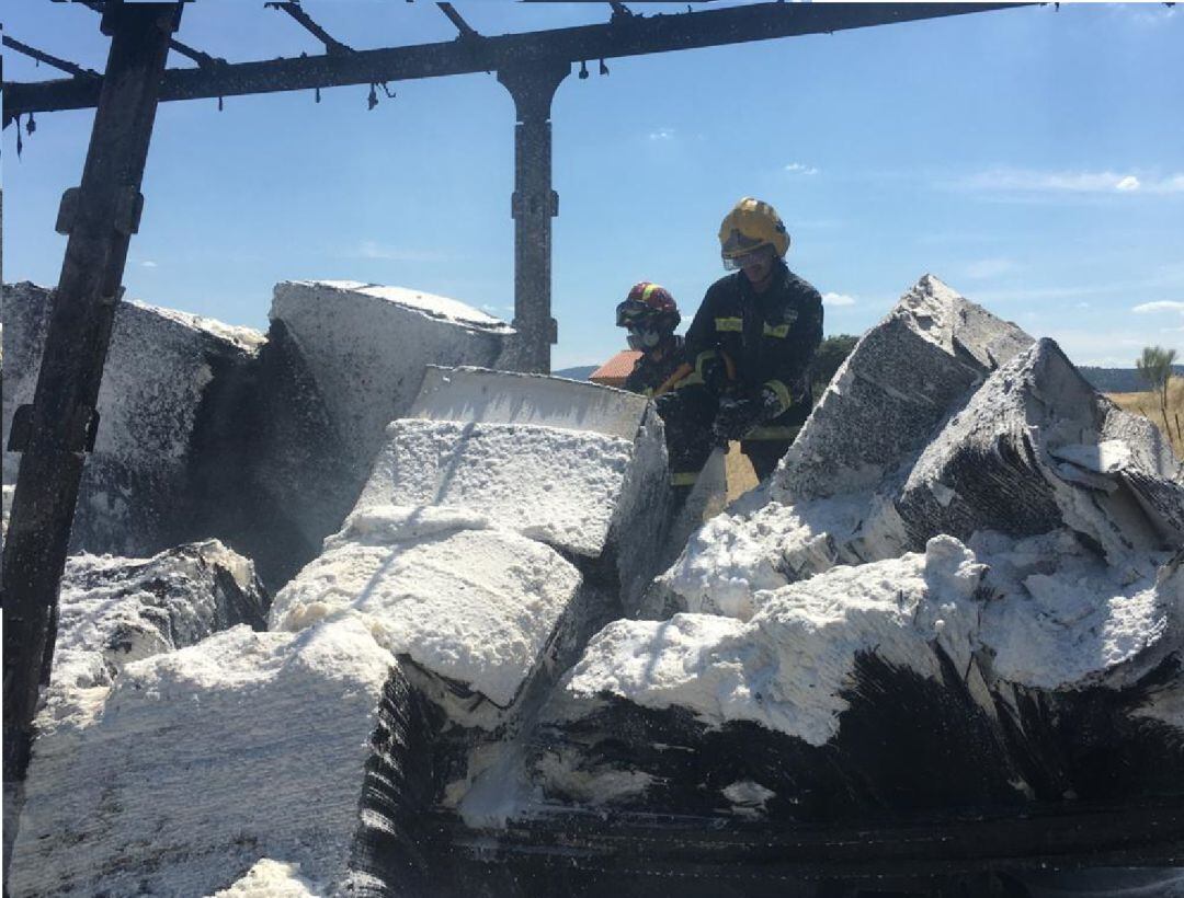 Imagen del camión incendiado en Almuradiel en plena A-4