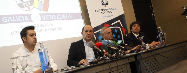 El presidente de la Federación Galega de Fútbol, Rafael Louzán, acompañado por varios de sus directivos, durante la rueda de prensa celebrada hoy en A Coruña, donde fue presentado el encuentro amistoso que enfrentará a Galicia y Venezuela el 20 de mayo en