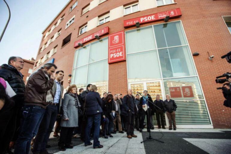 Militantes críticos con la dirección del PSE en Álava, durante la concentración en Vitoria