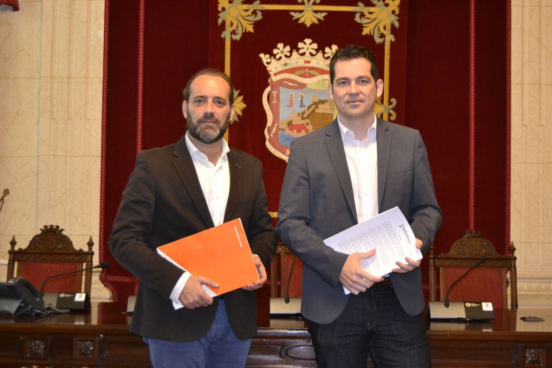 El portavoz de Ciudadanos, Juan Cassá, y el vicerpotavoz del grupo, Alejandro Carballo, en el salón de plenos del ayuntamiento de Málaga