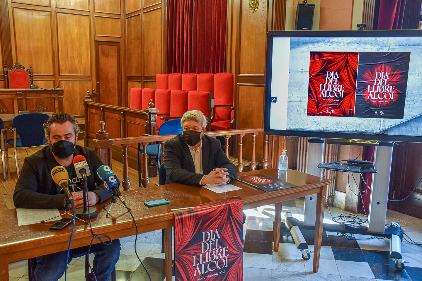 Raül Llopis, edil de Cultura, y Josep Lluís Santonja, director de las bibliotecas municipales, presentando la programación relacionada con el Día del libro en Alcoy.