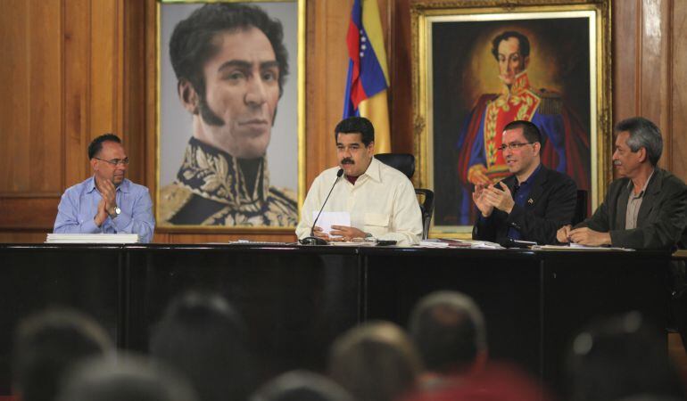 Fotografía cedida por el Palacio de Miraflores del presidente Venezuela, Nicolás Maduro (c), durante una reunión para firmar la primera Convención Colectiva y Unitaria para los trabajadores del sector educativo hoy, martes 29 de Marzo de 2016, en el Palac