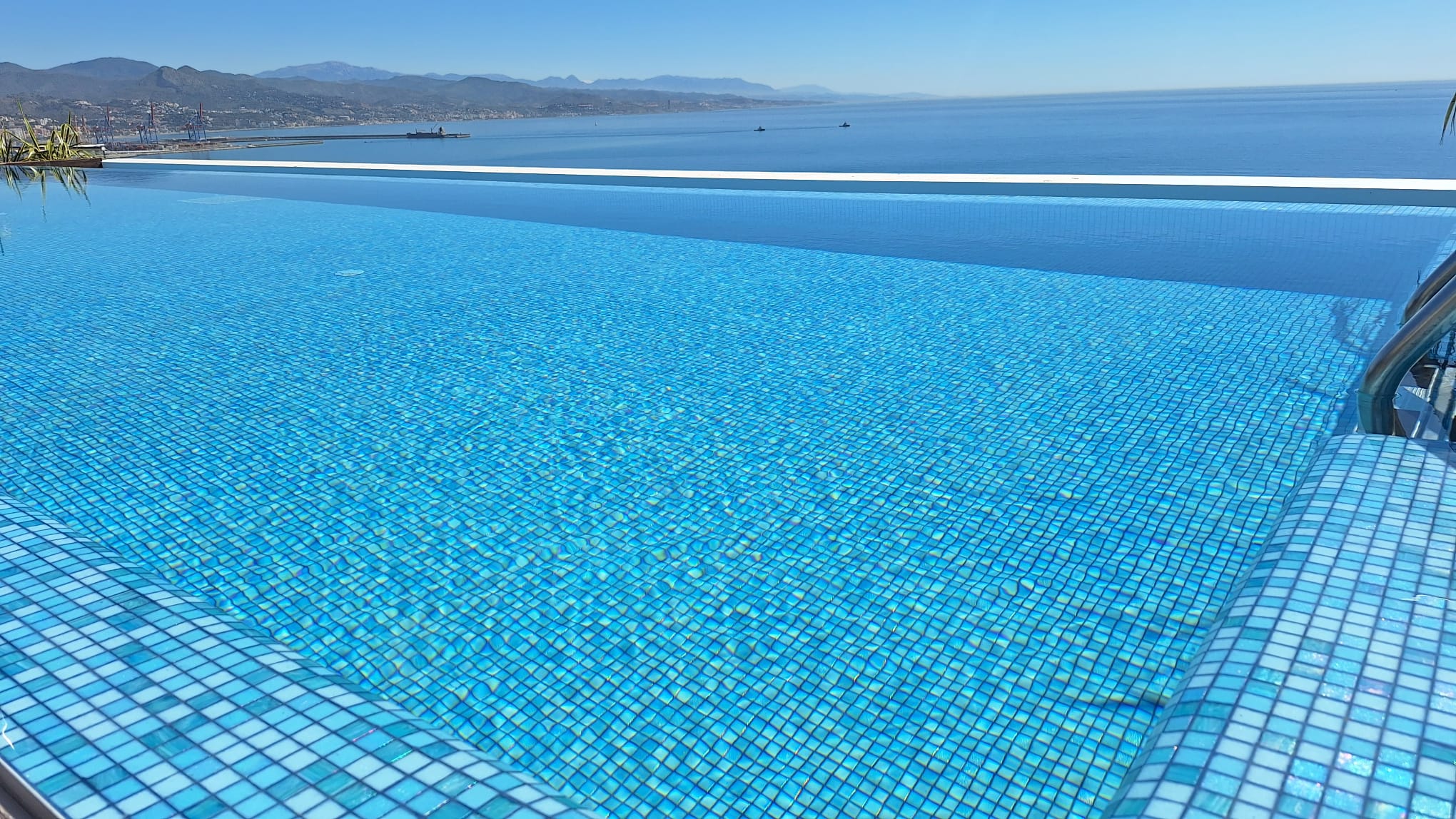 Vistas desde la piscina comunitaria en el piso 21 de la Torre Sierra Blanca en el paseo marítimo Antonio Banderas de Málaga