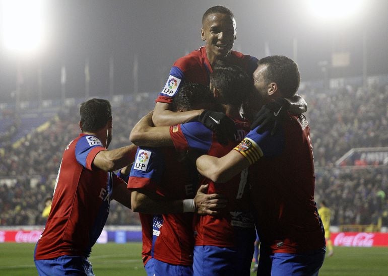 El delantero del Levante José Luis Morales celebra su gol, primero del equipo frente a la U.D. Las Palmas, con sus compañeros, durante el partido de la vigésimo primera jornada de Liga en Primera División que se disputa esta noche en el estadio Ciutat de 