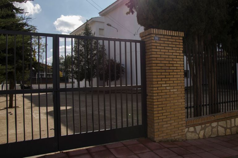 Puerta del colegio, en la comarca de Cazorla (Jaén), donde, presuntamente, un niño de 9 años ha sufrido una violación por parte de varios compañeros entre 12 y 14 años