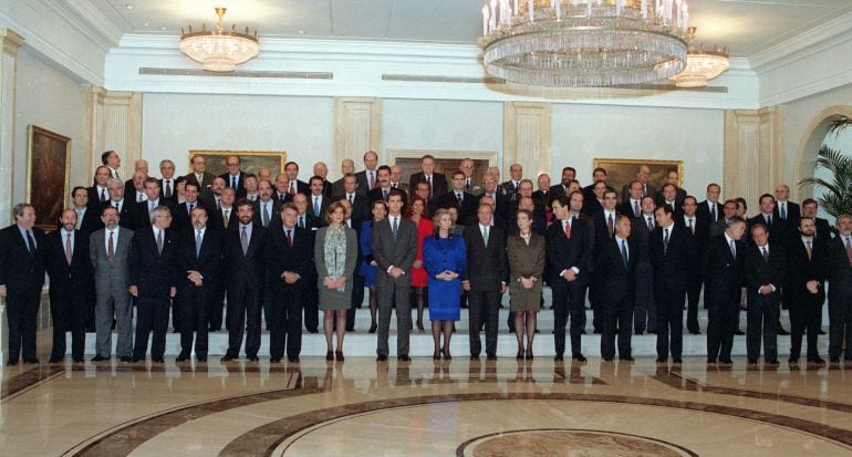 Fotografía de noviembre de 1995 de la familia real posando con los miembros del Gobierno, presidentes, autonómicos, representantes de altas instituciones del Estado, de los partidos políticos y otras personalidades.