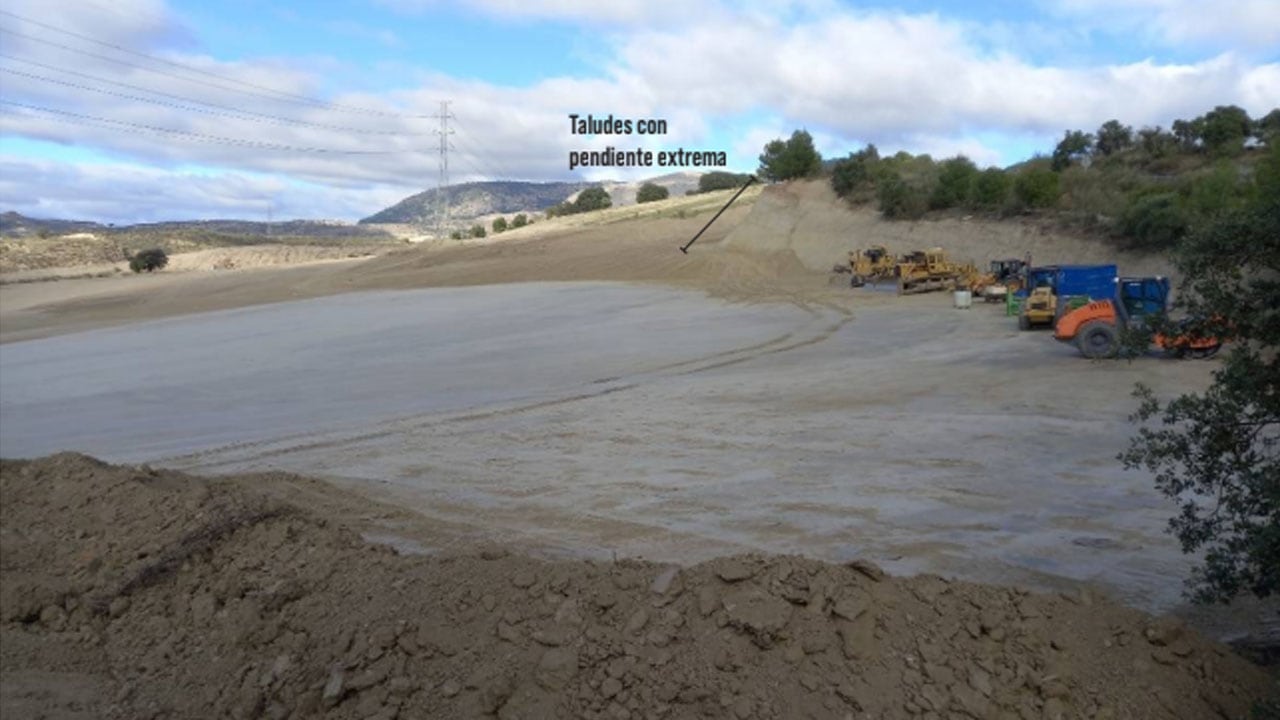 Estado de las obras de la planta solar Fargue I, en el término de Víznar (Granada), según fotografía difundida por vecinos de la zona