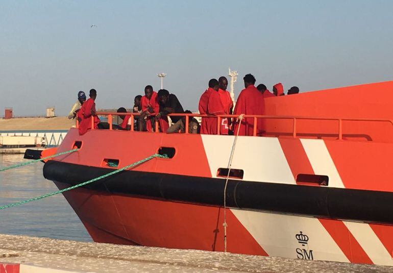 Imagen del centenar de inmigrantes llegados en martes a Motril, tras ser rescatados por Salvamento Marítimo, y que tuvieron que pasar la noche en la cubierta de esta embarcación de rescate por falta de espacio en la ciudad