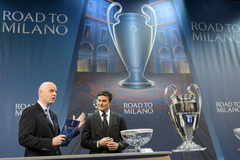 Gianni Infantino, secretario general de la UEFA, junto al exfutbolista argentino Javier Zanetti, durante el sorteo de los emparejamientos de los octavos de final celebrado en la sede de la UEFA en Nyon