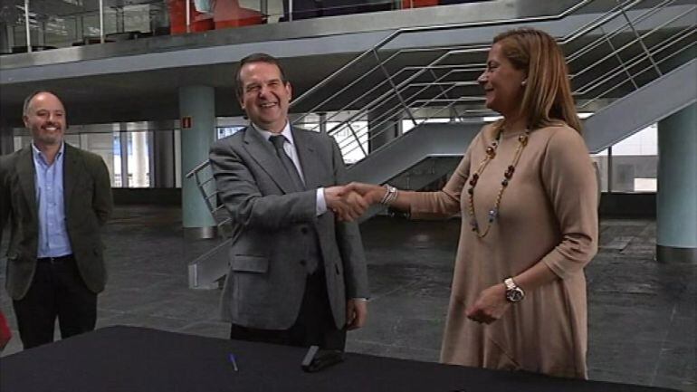 Abel Caballero y Carmela Silva tras firmar el convenio para la instalación de la UNED en el Auditorio Mar de Vigo