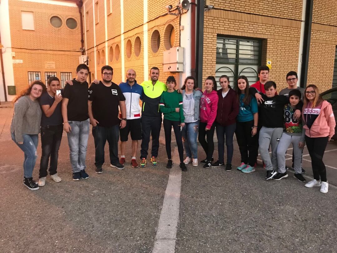 El monitor, Luis Manzano, junto al técnico de cultura y juventud, Diego Jiménez, posando con los alumnos del taller de fotografía con teléfonos móviles del IAJ