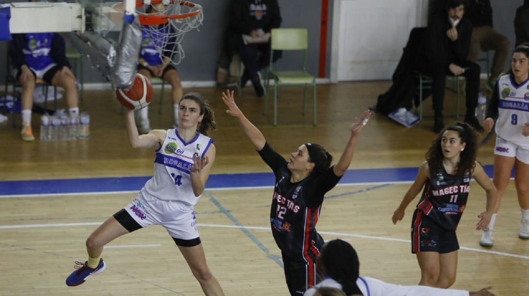 Intento de canasta por parta del Rosalía.