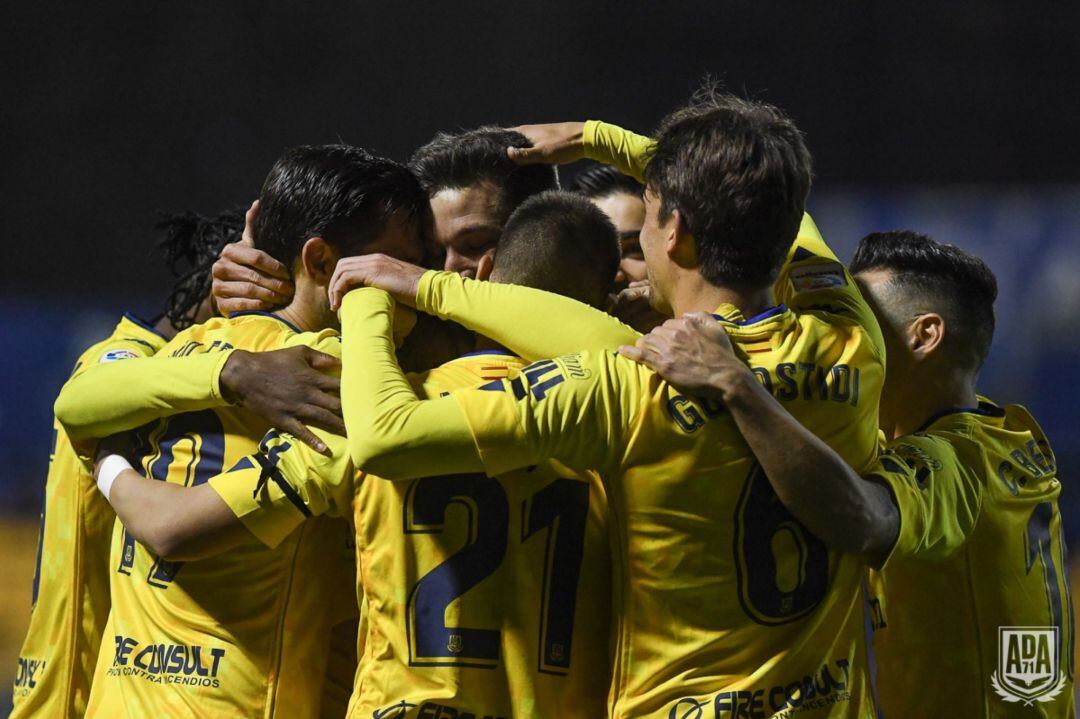 Jugadores del Alcorcón celebrando un gol frente al Mirandés