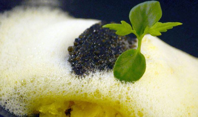 Un plato con caviar, sorbete de mandarina y aire de cítricos, que forma parte del menú de lujo que el hotel Ritz de Madrid ha elaborado para la cena de gala de Nochevieja.