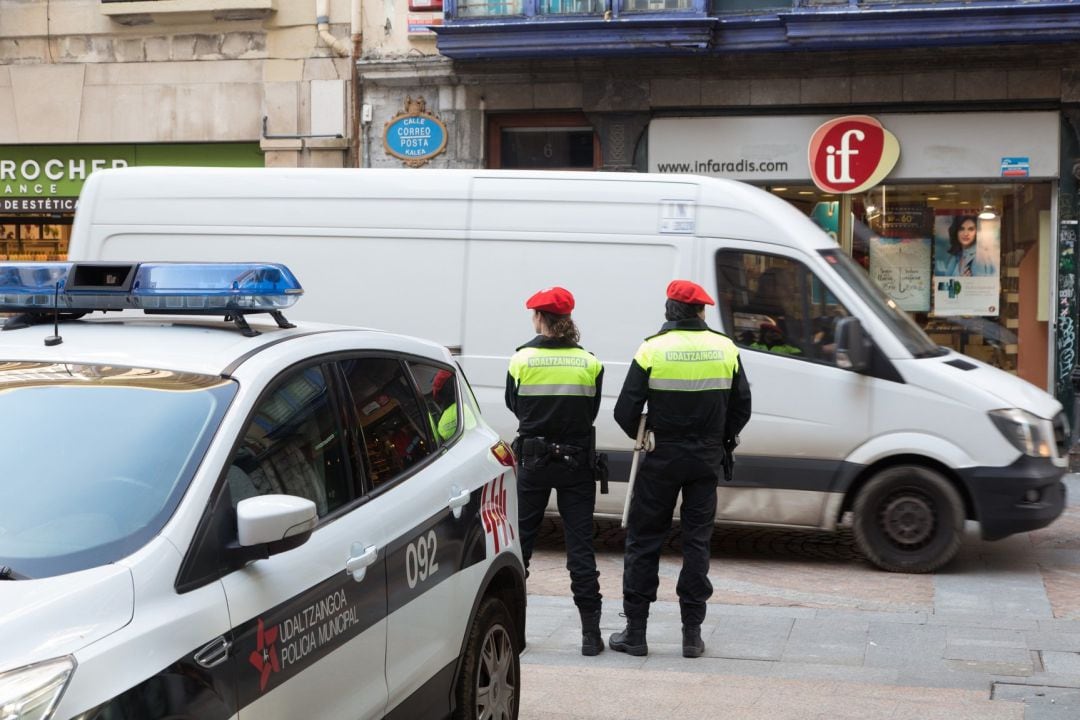 La Policía Municipal de Bilbao sancionará a unas 40 personas que participaban esta tarde en un botellón en la trasera del Mercado de La Ribera, junto al Puente de San Antón, bebiendo alcohol en la vía pública, sin portar mascarilla