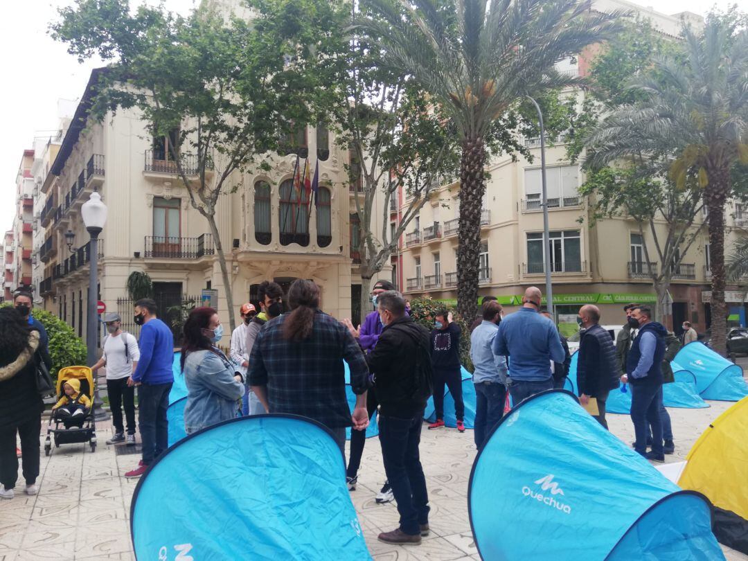 El ocio nocturno de Alicante acampa frente a la sede del Consell en Casa de las Brujas