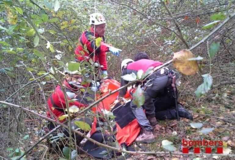 Els bombers rescatant un boletaire que havia caigut.