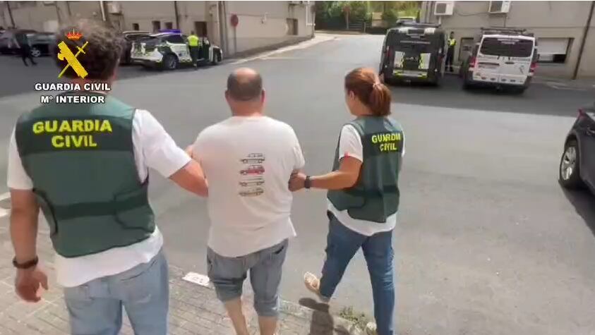 Imagen del detenido custodiado por los agentes de la Guardia Civil
