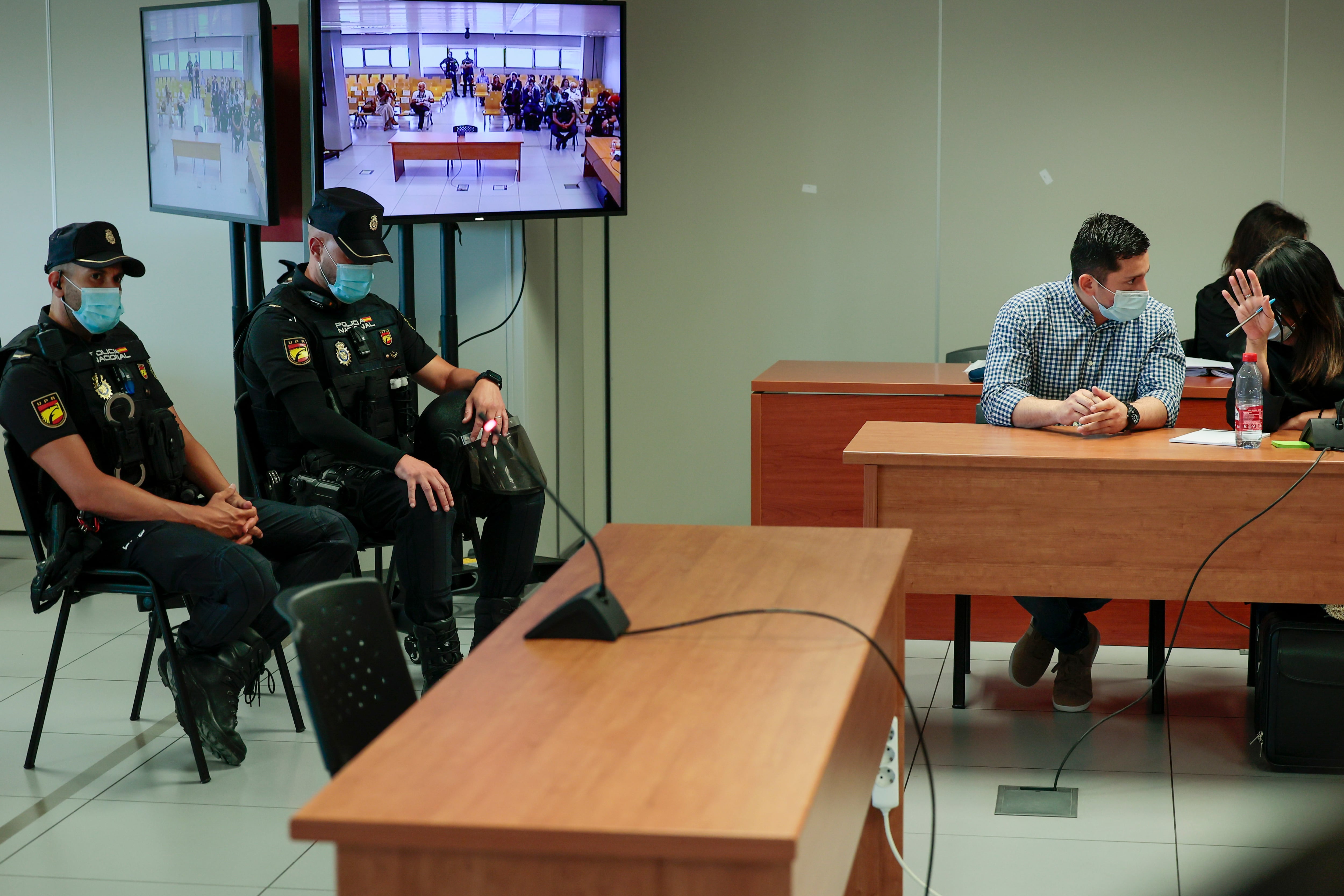 Audiencia de Valencia, Jorge Ignacio Palma (en la imagen junto a su abogada en la sala del juicio), el autor confeso de la desaparición del cuerpo de Marta Calvo, que aún no ha sido hallado, y supuesto asesino de otras dos jóvenes.