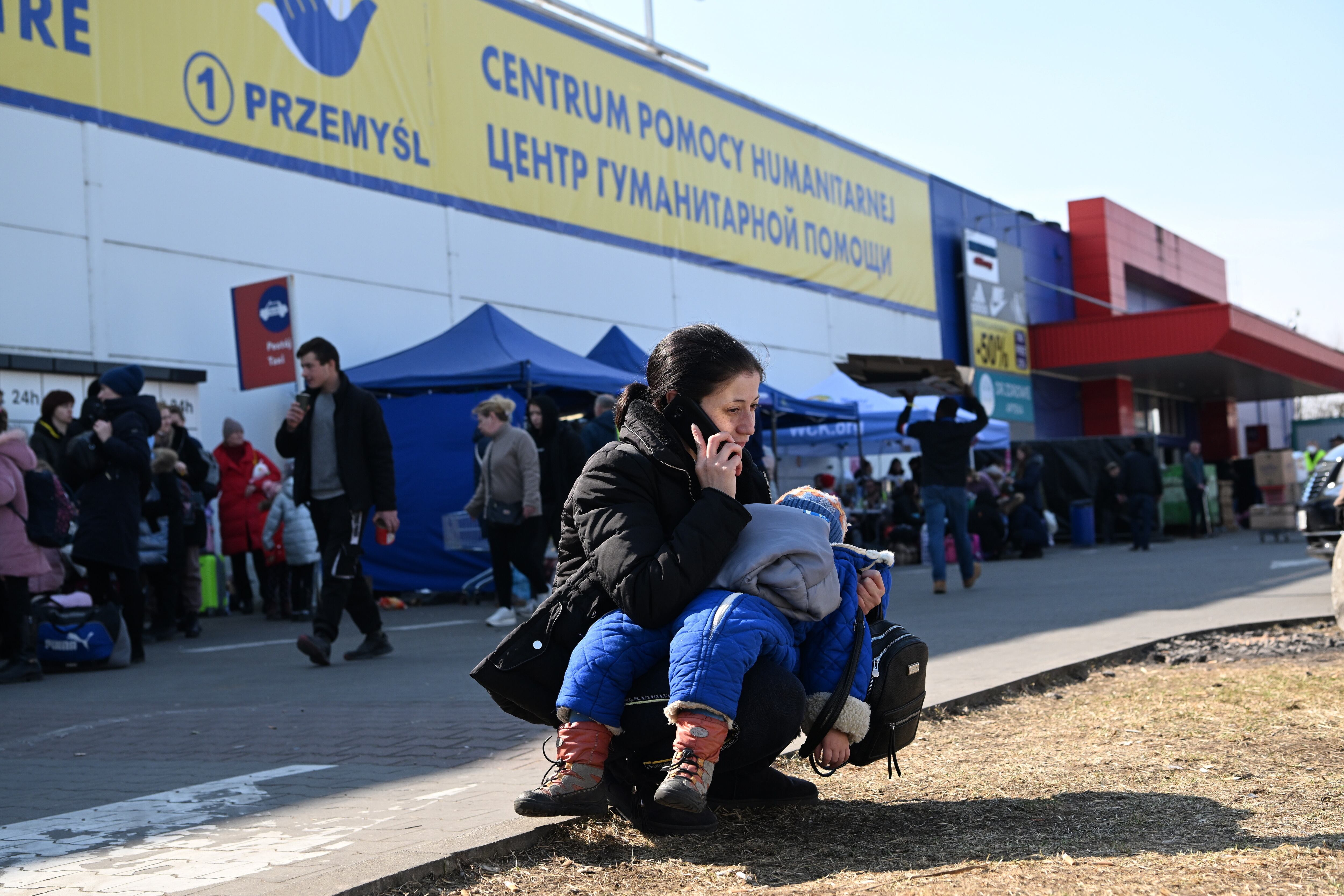 Przemysl (Poland), 15/03/2022.- A woman holds a child as refugees from Ukraine arrive at the Humanitarian Aid Centre in Przemysl, Poland, 15 March 2022. Since the beginning of the Russian invasion on 24 February, nearly three million Ukrainians have fled their country. The Polish Border Guard reported on 15 March that over 1.8 million Ukrainians have so far crossed the border into Poland. (Polonia, Rusia, Ucrania) EFE/EPA/Darek Delmanowicz POLAND OUT
