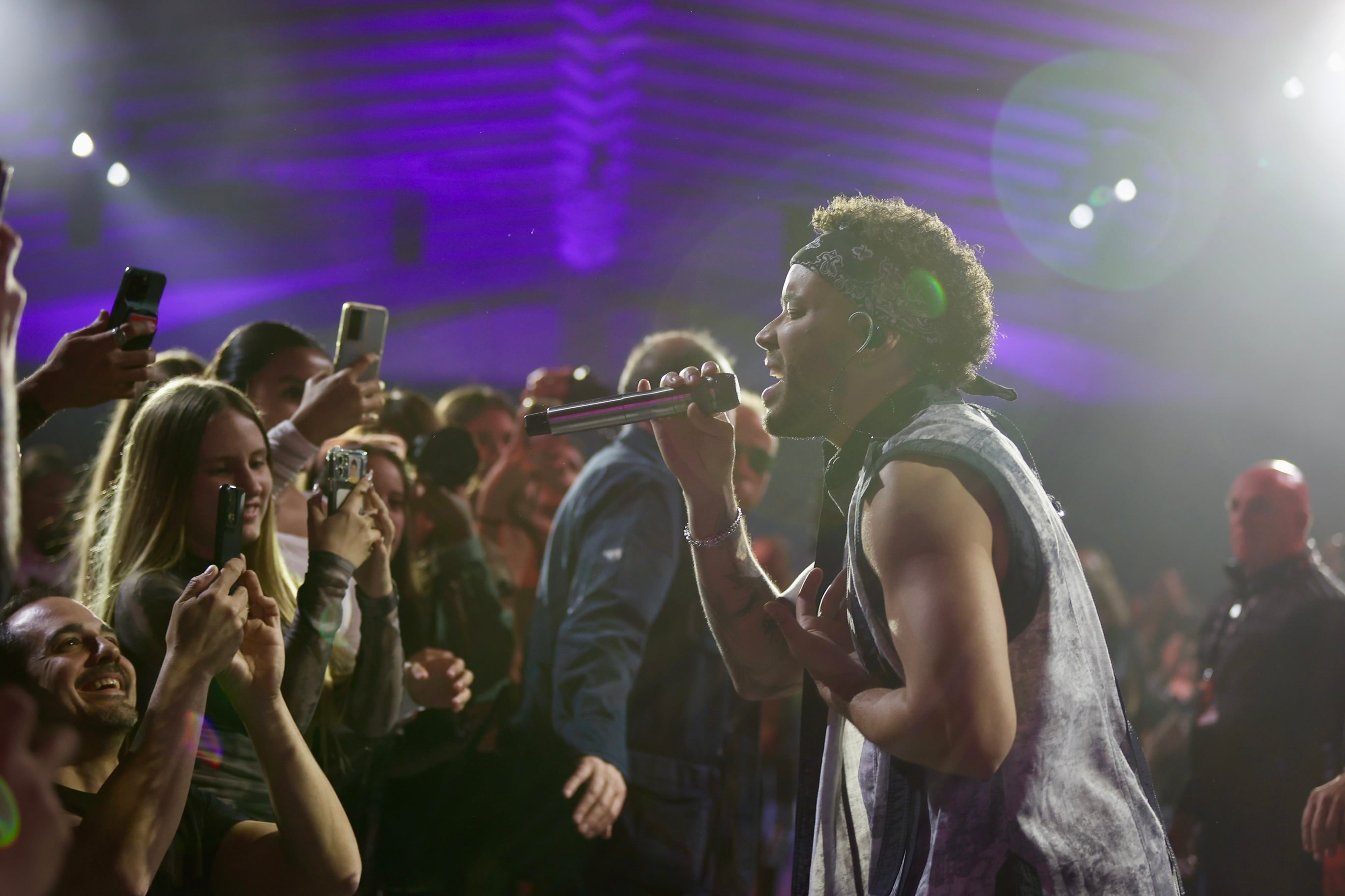 El dominicano bajó del escenario para cantar y bailar con el público