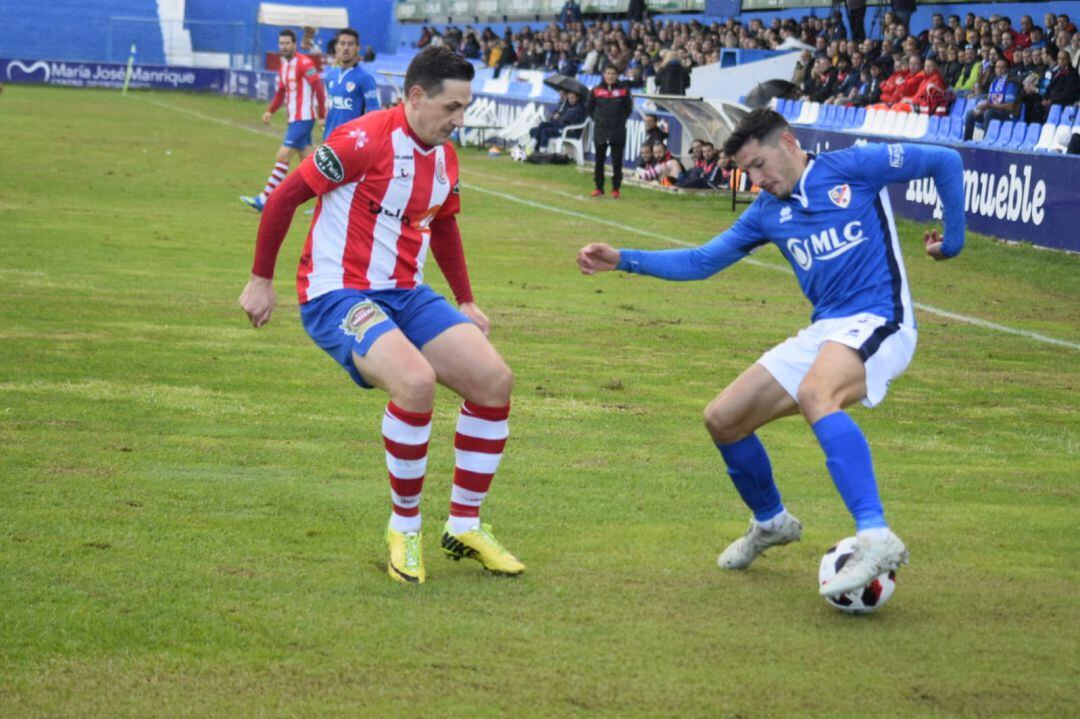 Espejo trata de esquivar la defensa de Luque