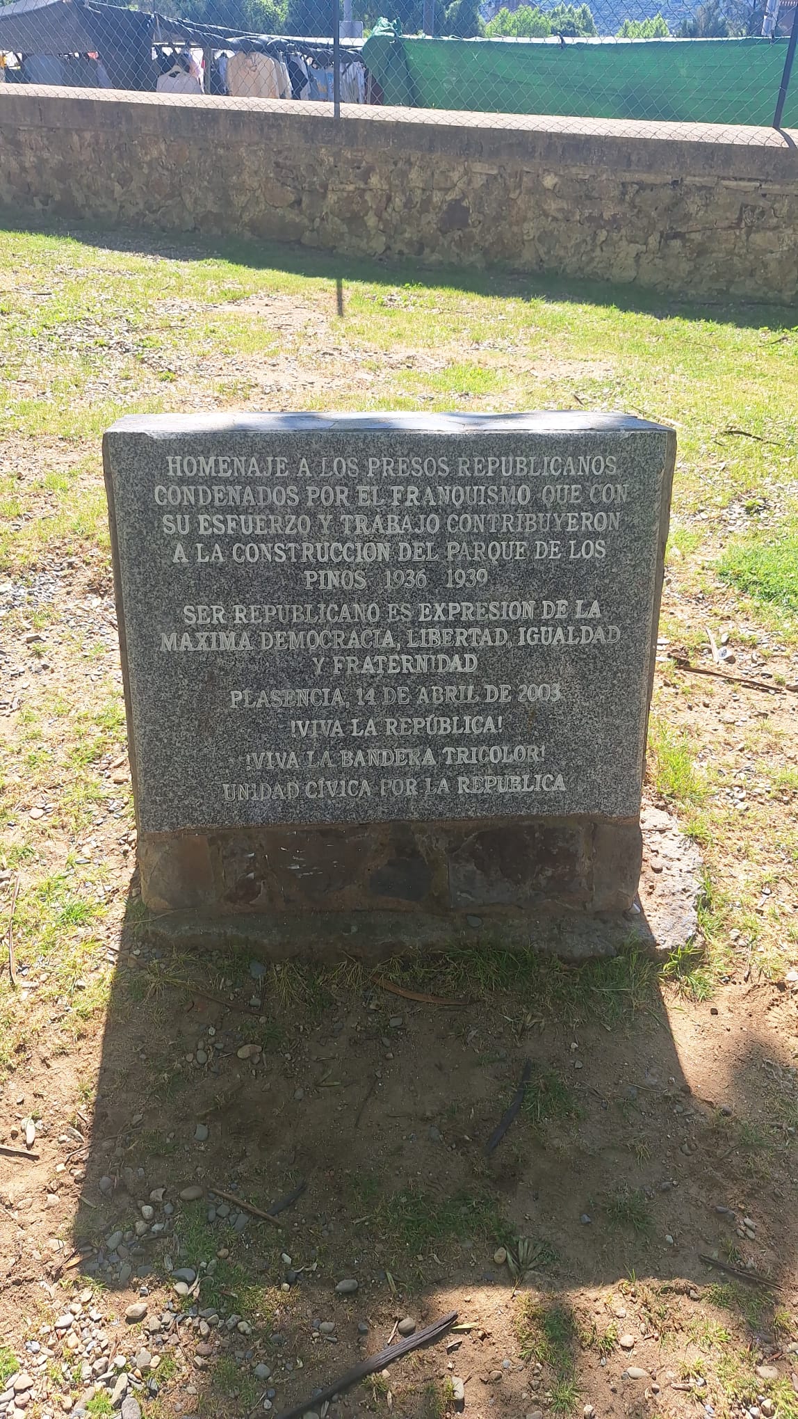 Placa homenaje a los presos republicanos partícipes en la construcción del Parque de los Pinos de Plasencia.