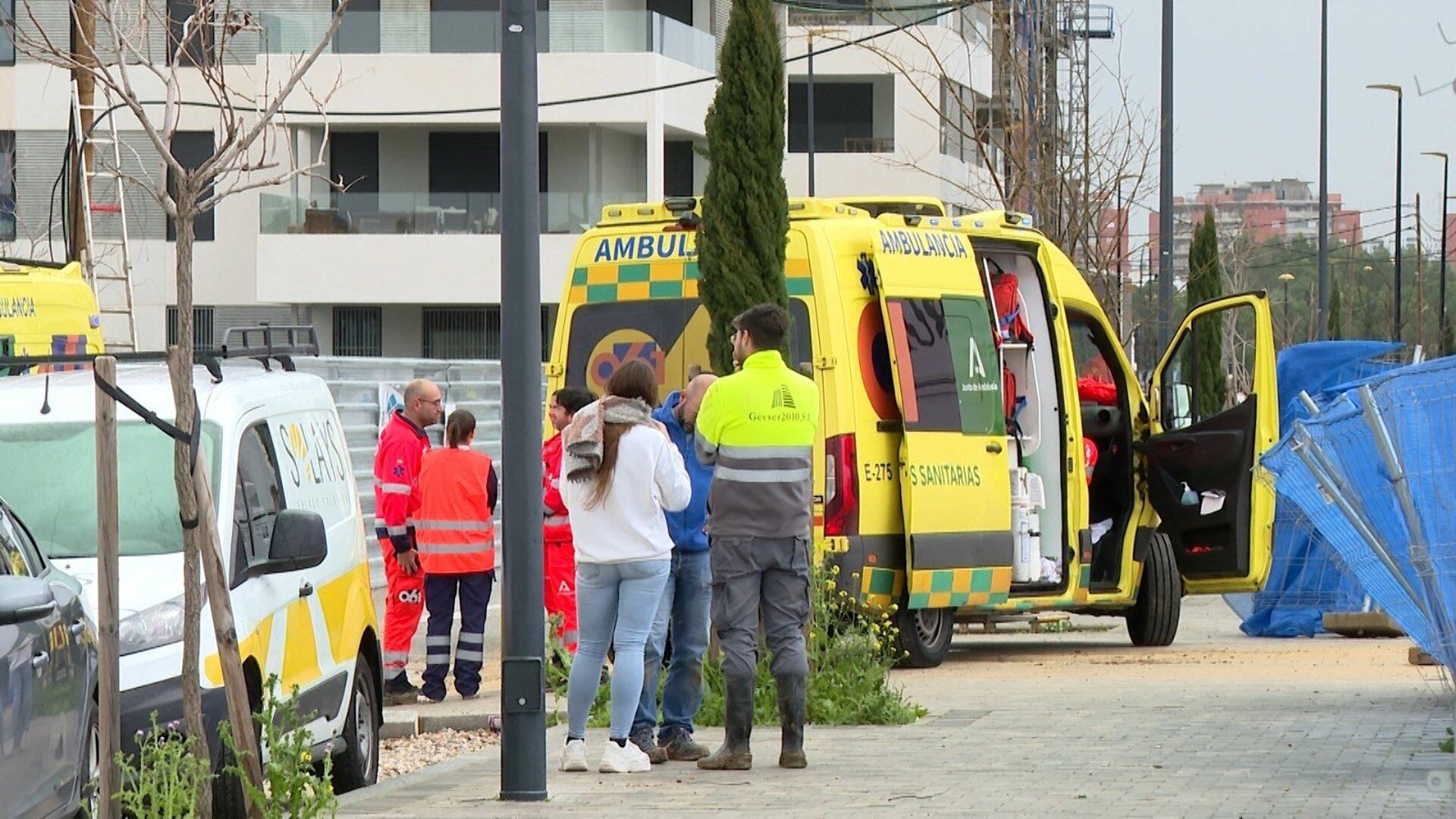 Imágenes del accidente sucedido este miércoles, 28 de enero, tras el desprendimiento de una placa en Palmas Altas en Sevilla.EUROPA PRESS