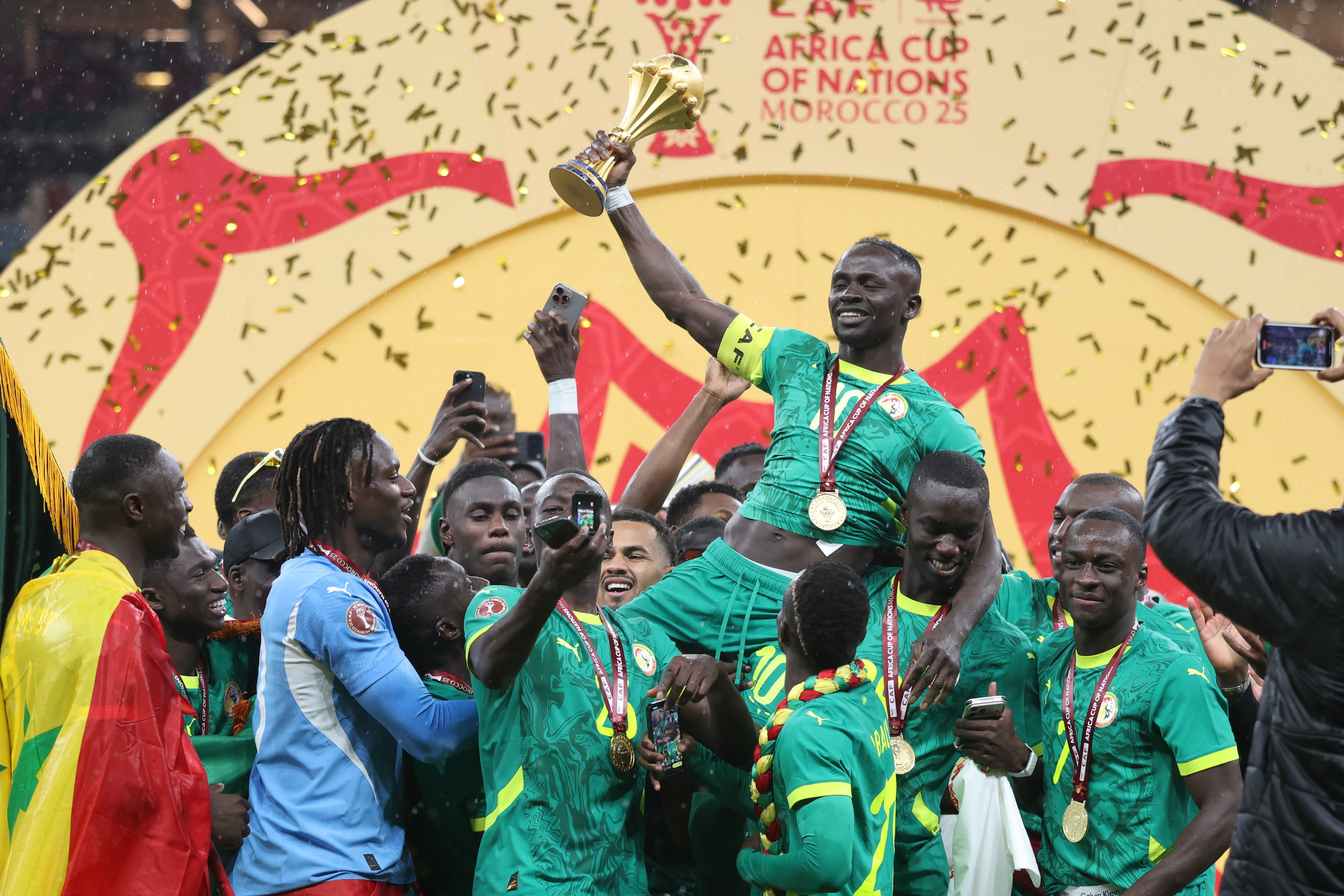 Sadio Mané eleva al cielo el trofeo de campeón de África de Senegal en 2026