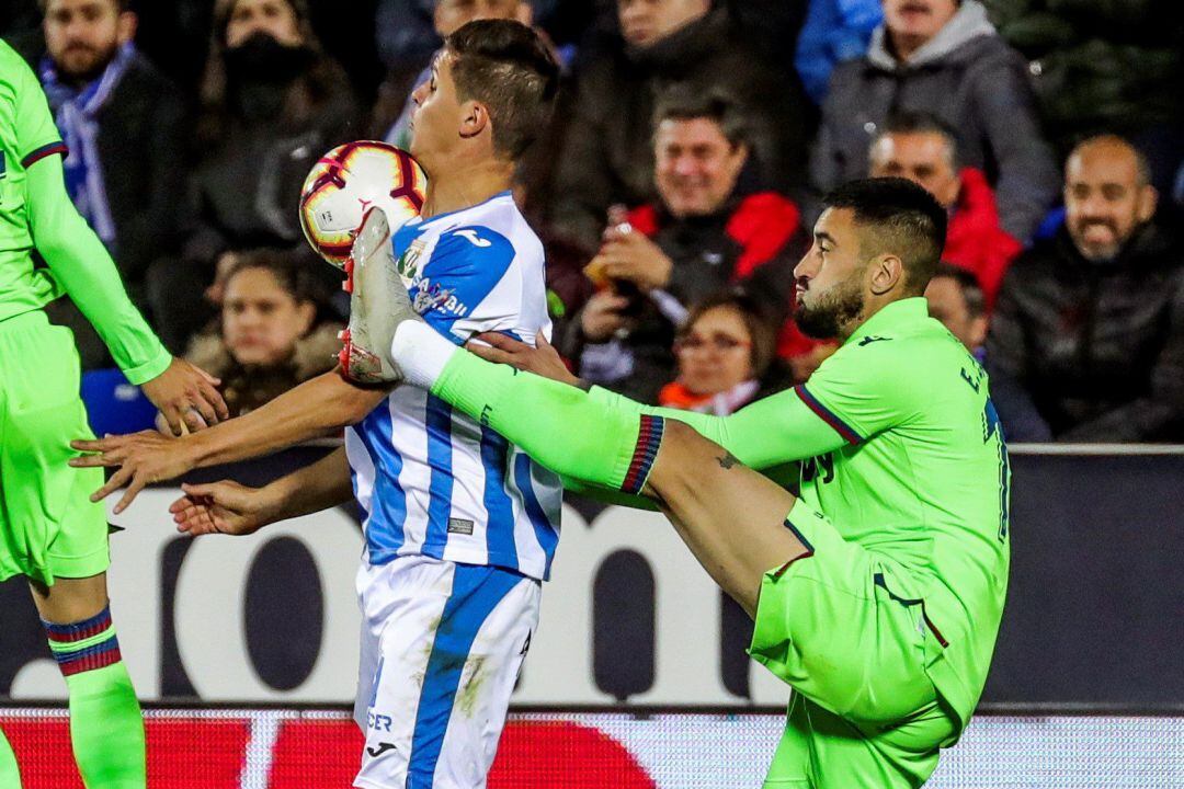 Carrillo y Vezo pugnan por un balón durante el encuentro en Butarque